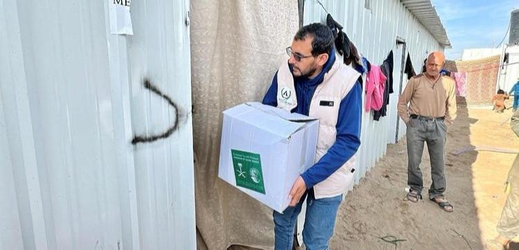 توزيع المساعدات الإنسانية للمتضررين في قطاع غزة