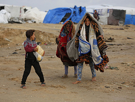 وقف إطلاق النار في غزة: إسرائيل تتلاعب بأولويات الإغاثة وترقّب لتبادل الأسرى السبت