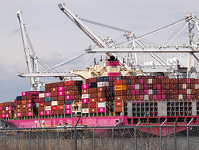 هبوط الأسواق المالية مع بلوغ التعرفات الأميركية على الصين 145%