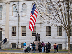 جامعة هارفارد تقاضي ترامب بعد تجميد 2.2 مليار دولار من التمويل الفدرالي