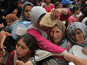 "نحن نموت حرفيًّا": سكّان غزة يكافحون لإيجاد كسرة خبز