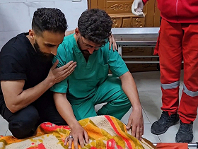 الطبيب أحمد النجار في غزة... هرع لإنقاذ جرحى ليجد جثامين أفراد عائلته