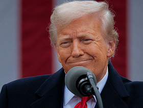 ترامب يقلّل من مخاوف الأسواق ويصف الرسوم الجمركيّة بـ"العلاج الضروريّ" للاقتصاد الأميركيّ