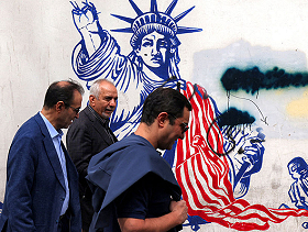 مستشار لخامنئي يحذر من "طرد" المفتشين الدوليين حال تواصل التهديدات... واشنطن: "خطأ بالحسابات"