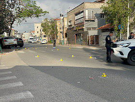 قتيلان ومصاب بجروح خطيرة في جريمة إطلاق نار بالطيرة