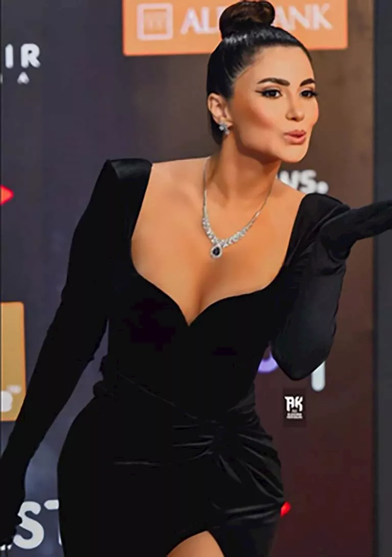 هدى الإتربي بإطلالة جريئة