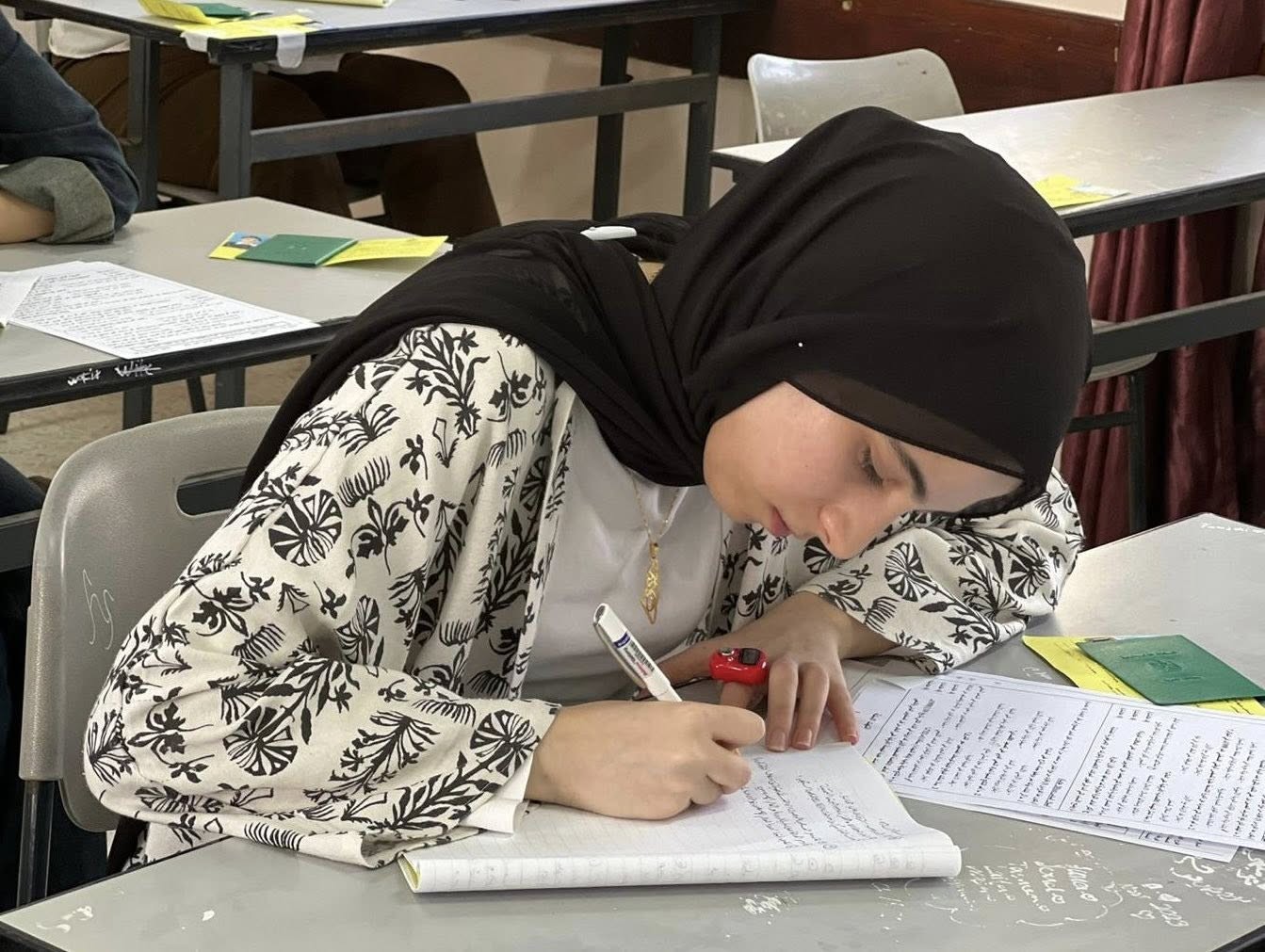 طالبة توجيهي فلسطين 2025.jpg